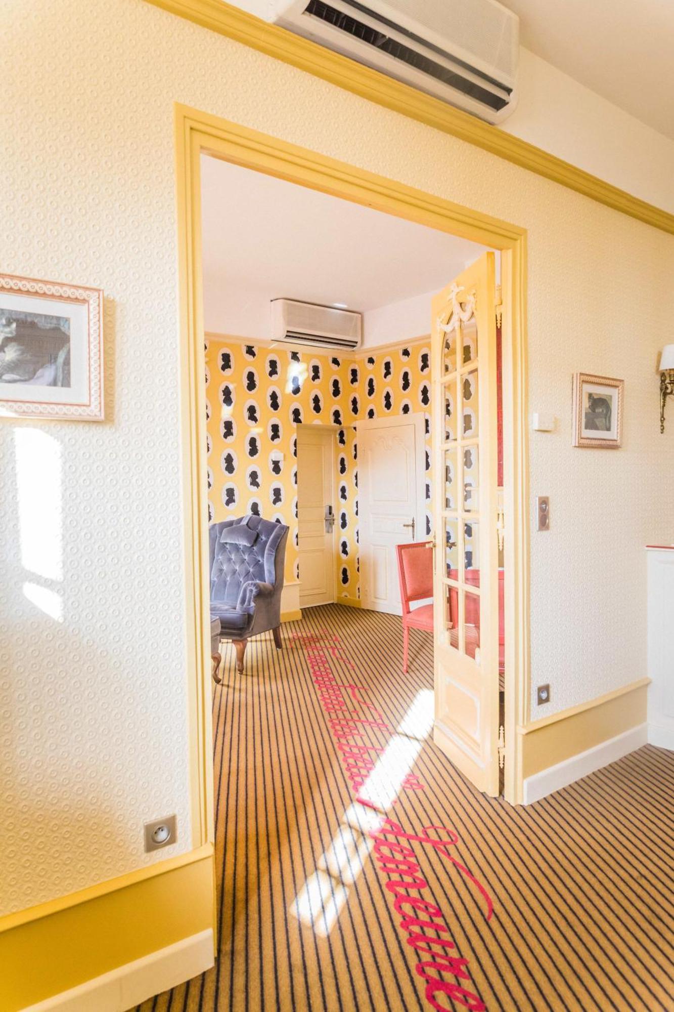 Castel Novel Hotel Varetz Buitenkant foto