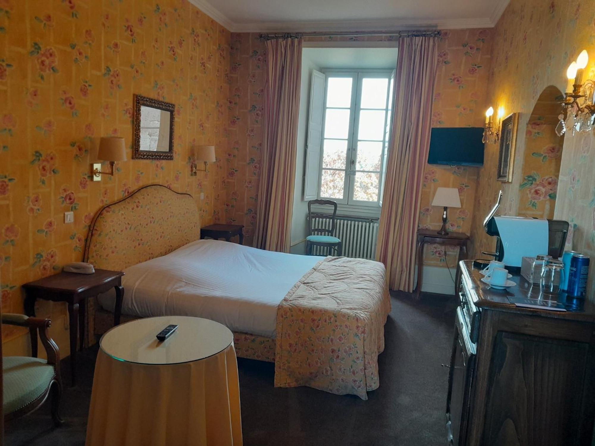Castel Novel Hotel Varetz Buitenkant foto