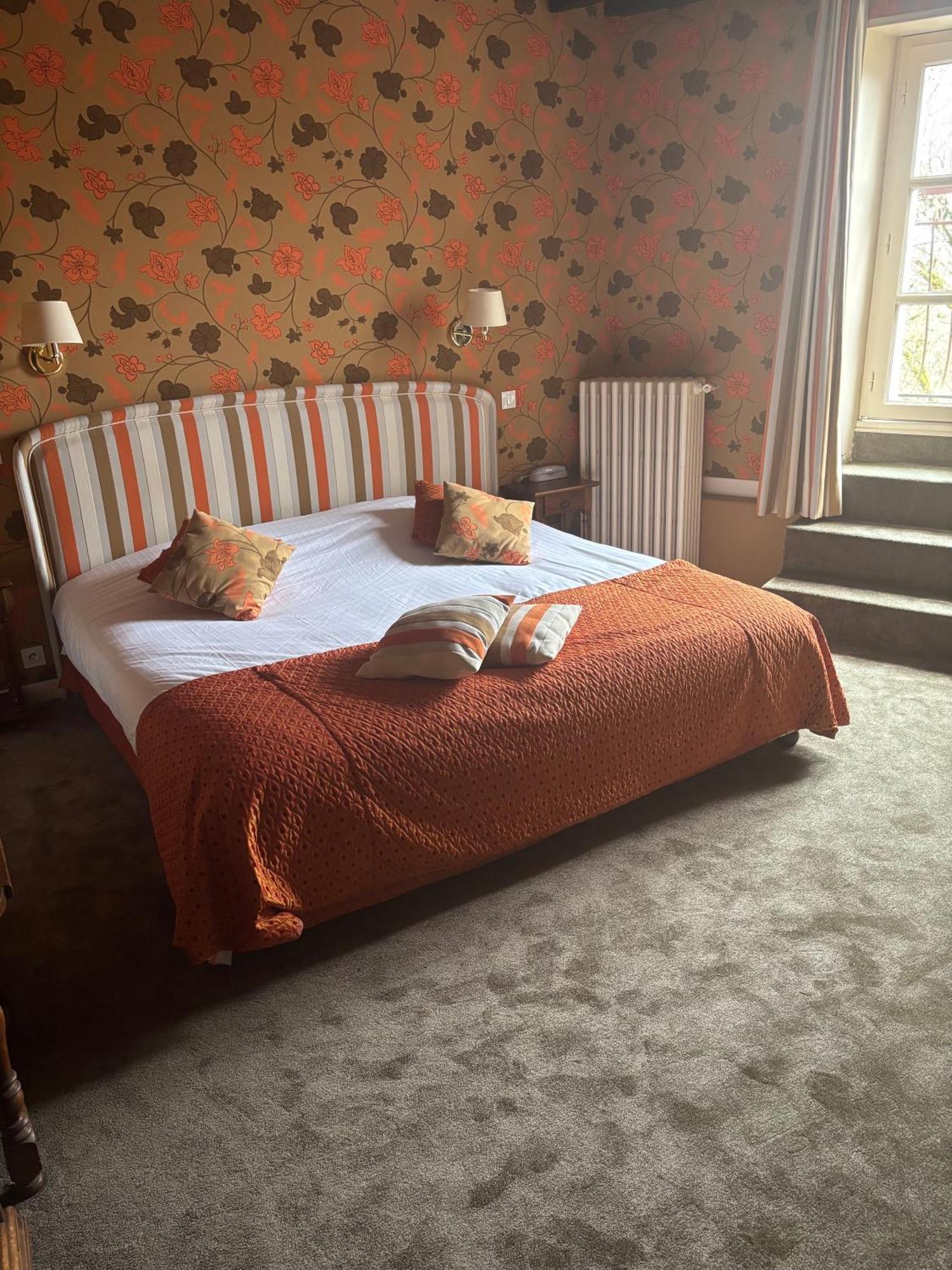 Castel Novel Hotel Varetz Buitenkant foto